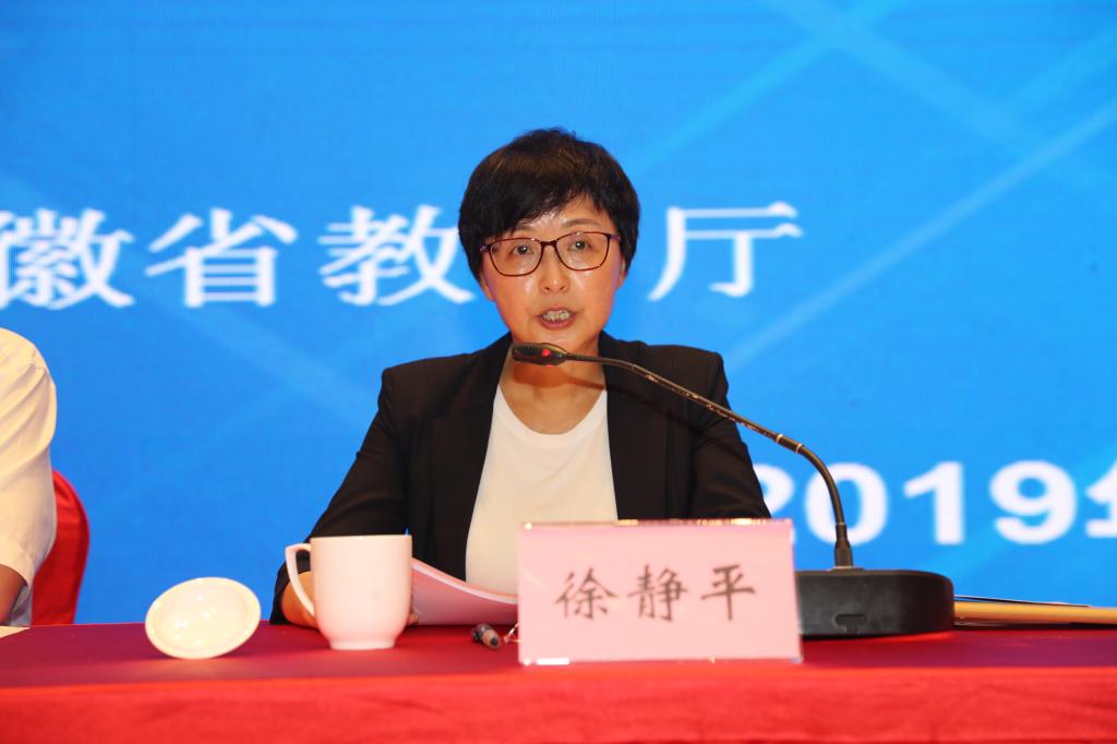 徐静平代表省教育厅向在座的骨干教研员提出三点希望.
