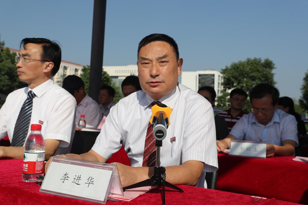 党委副书记,副院长李进华主持结业仪式