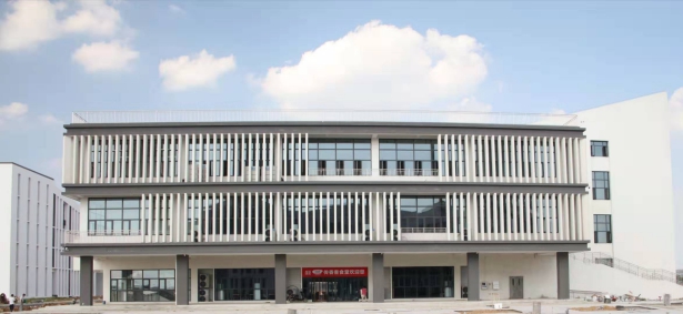 合肥师范学院滨湖校区桂园学生餐厅楼共三层,形式简洁朴实,体形