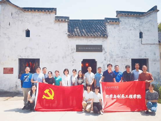 一群人站在建筑前描述已自动生成 一群人站在建筑前描述已自动生成